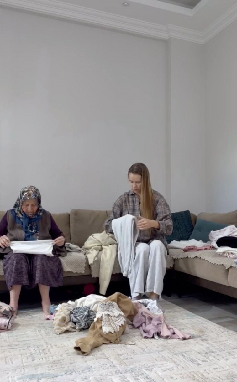 Türk eşinin babaannesine abdest aldırıp seccadesini serdi, 11 milyon izlenip gönüllerin gelini oldu
