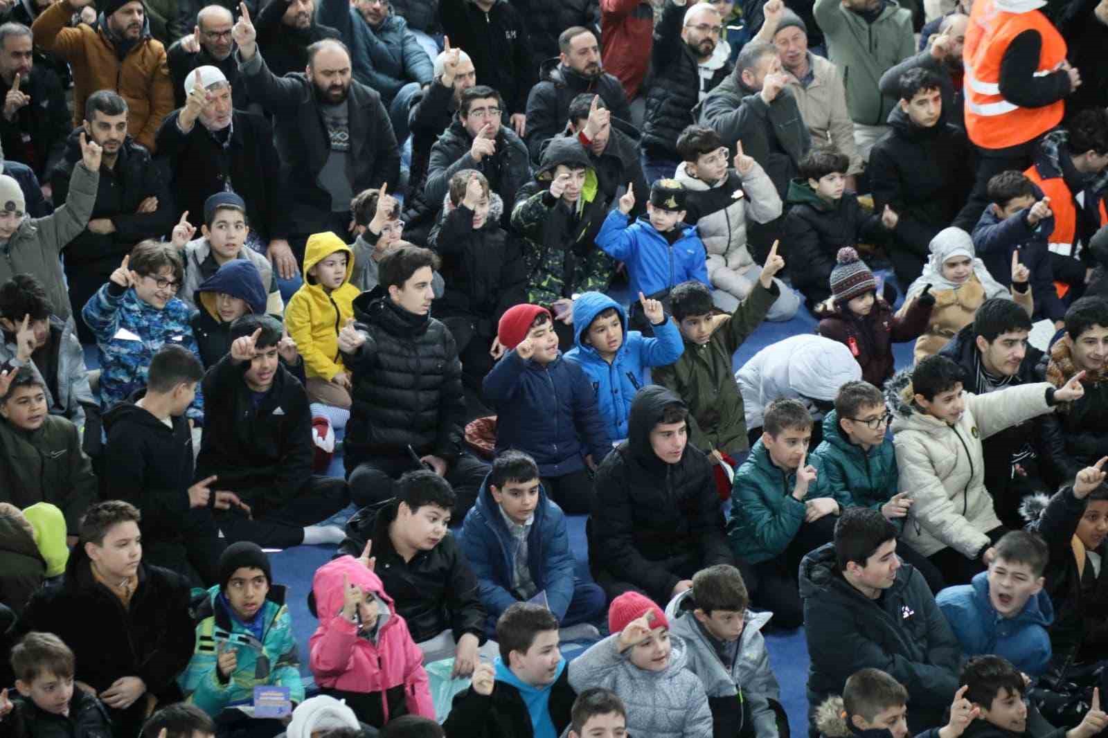 Kağıthane’de ‘Gençlik Uyanıyor Duada Buluşuyor’ projesi ile camiye gelen çocuklara ödül dağıtıldı