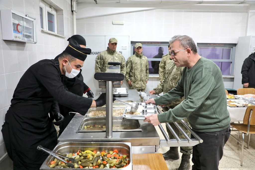 Kars Valisi Polat, iftarını sınırda Mehmet&ccedil;ik ile a&ccedil;tı
