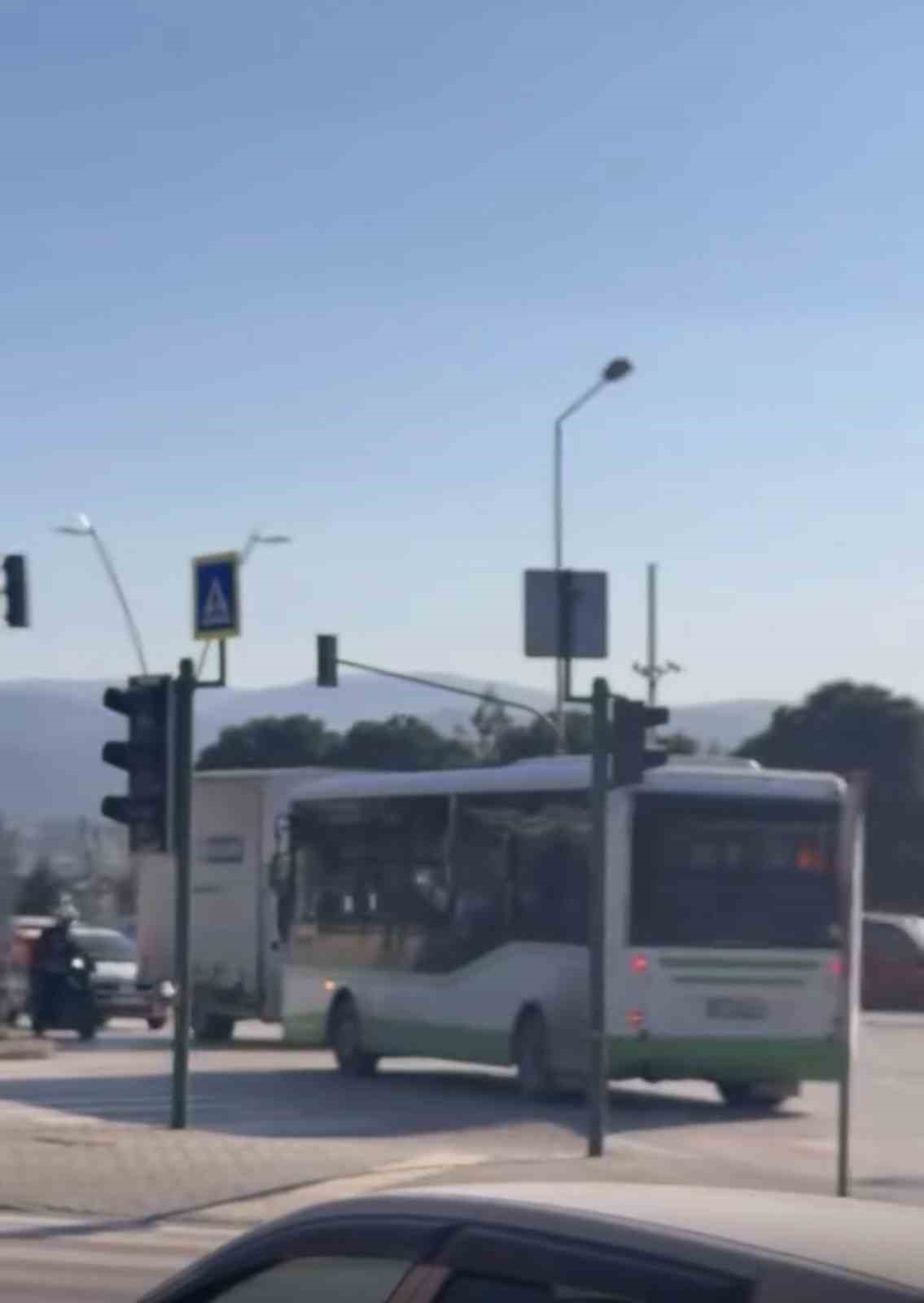 Bursa&rsquo;da &ouml;zel halk otob&uuml;s&uuml; ters şeride girdi
