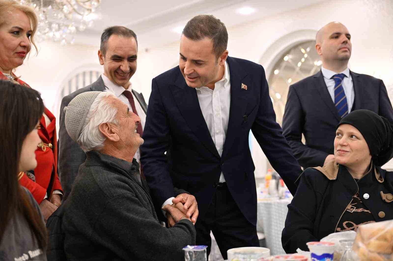 Başkan Ahmet Akın, İstanbul&rsquo;daki Balıkesirliler ile kucaklaştı
