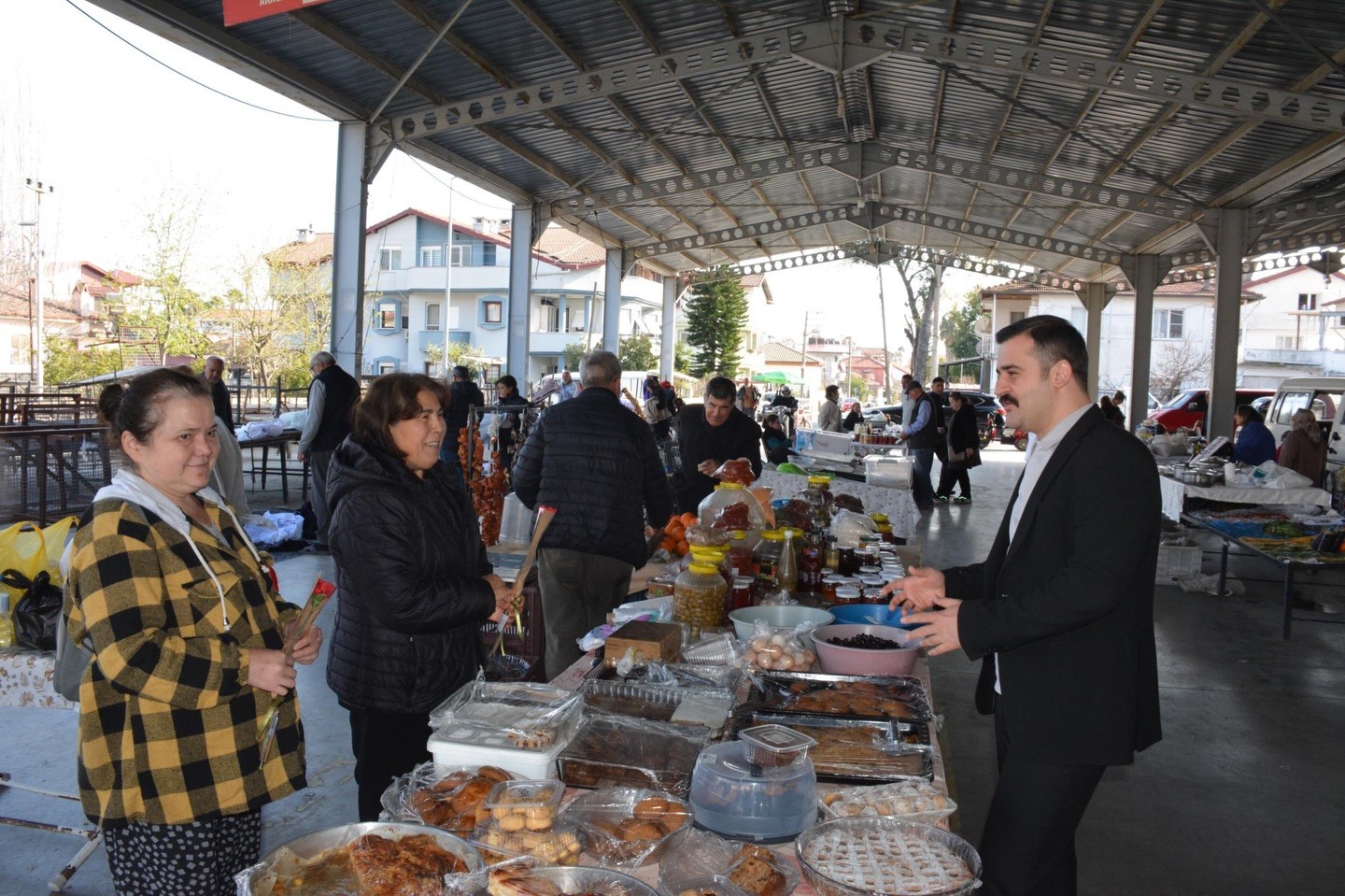 K&ouml;yceğiz Kaymakamı Kumcu, &uuml;retici kadınların g&uuml;n&uuml;n&uuml; kutladı
