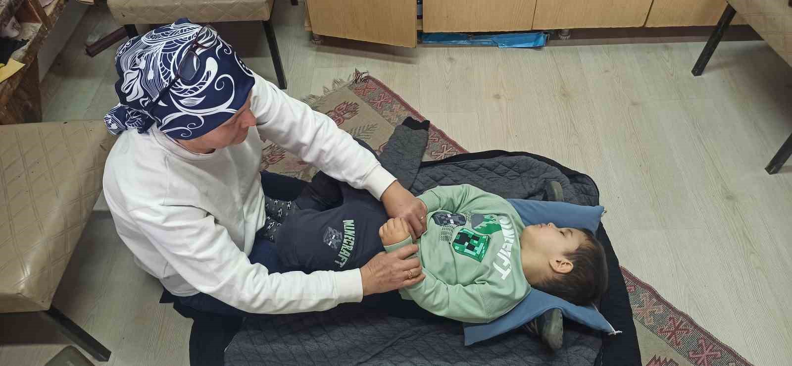 20 yıllık Fatime usta bir eliyle torun sallıyor, diğer eliyle d&uuml;nyaca &uuml;nl&uuml; bastonlara şekil veriyor
