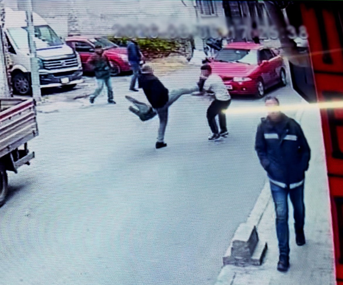 Tükürük kızdırdı, birbirlerine uçan tekmeyle saldırdılar