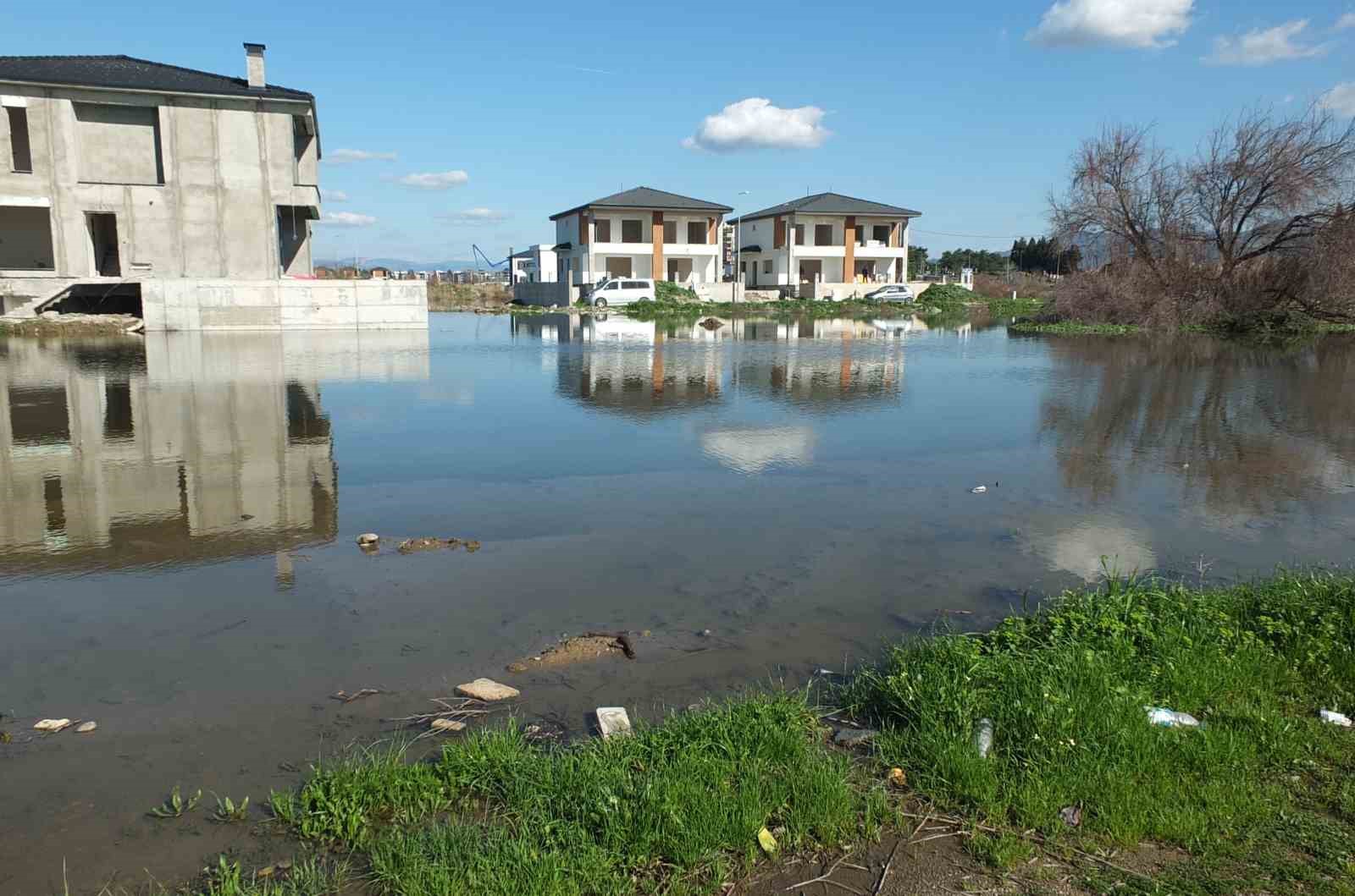 Burhaniye&rsquo;de pis koku yol değiştirtti
