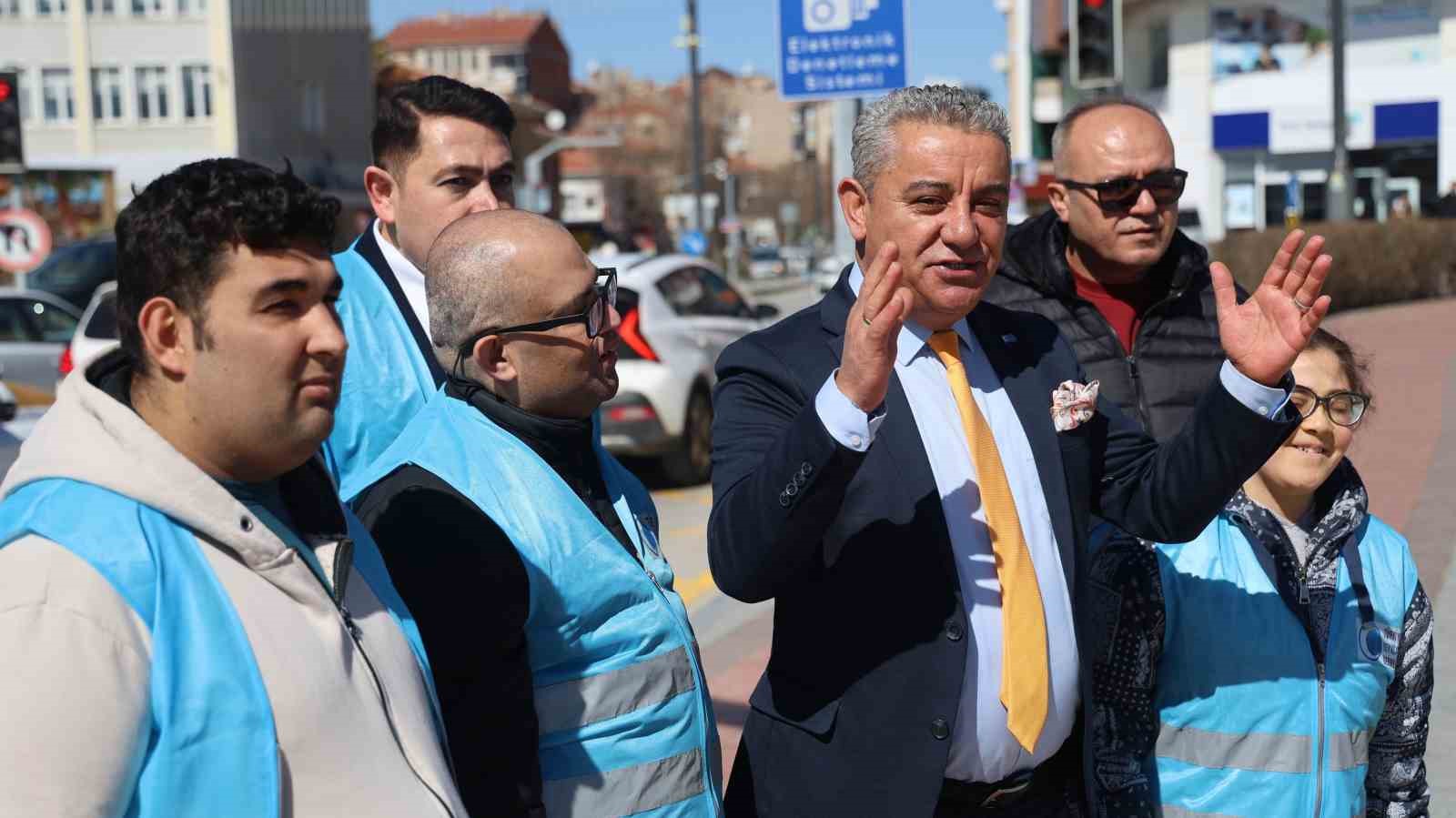 Kırşehir&rsquo;de &ouml;zel bireylerden kadınlara g&uuml;l ve karanfil
