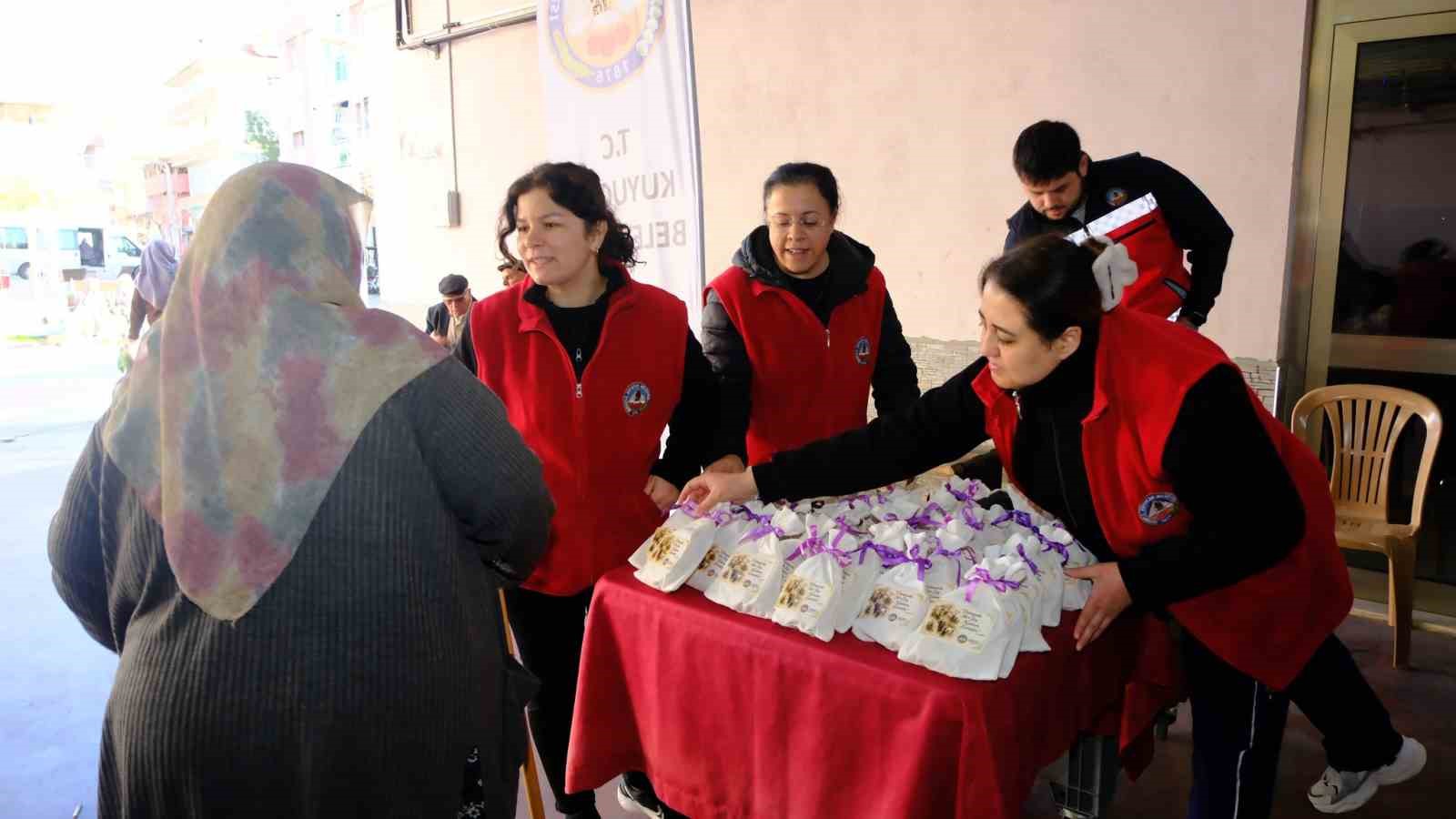 Kuyucak Belediyesi pazaryerinde kadınların g&uuml;n&uuml;n&uuml; kutladı
