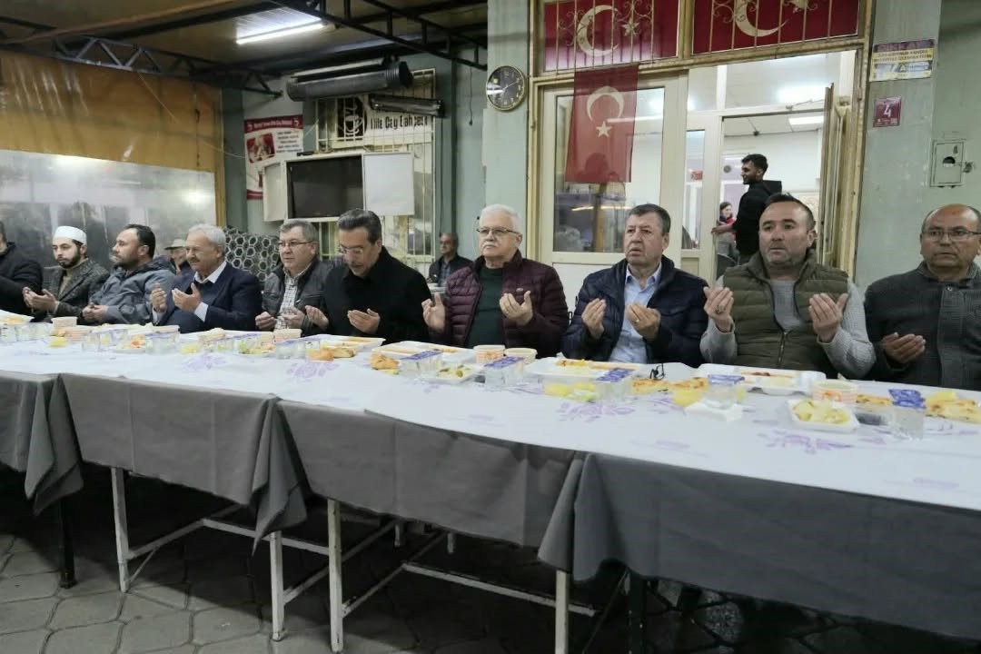 Burhaniye&rsquo;de iki mahallenin iftarı y&uuml;zlerce vatandaşı buluşturdu
