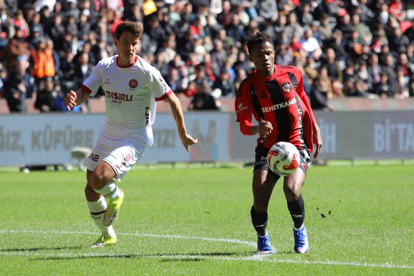 Trendyol S&uuml;per Lig: Gaziantep FK: 0 - Fatih Karag&uuml;mr&uuml;k: 0 (İlk yarı)
