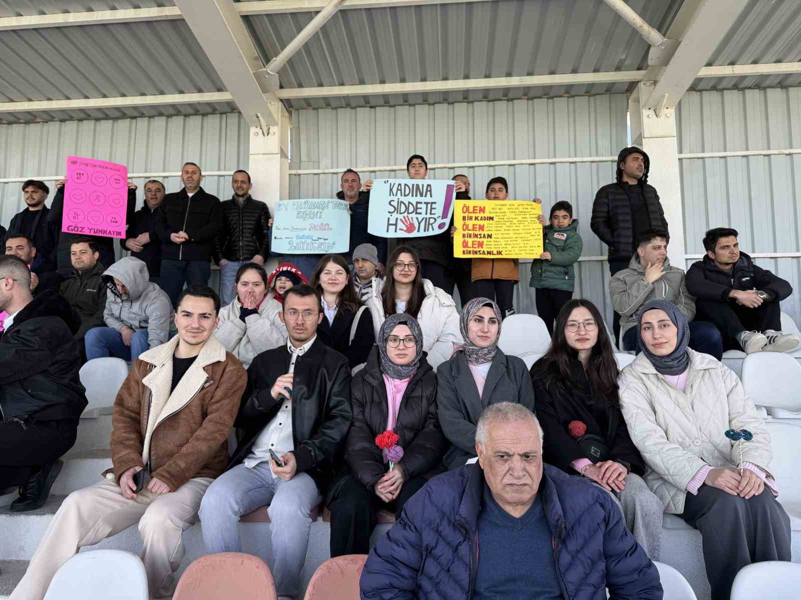 Kulu&rsquo;da kadın hakem, polis ve sağlık&ccedil;ıya 8 Mart&rsquo;ta &ccedil;i&ccedil;ek
