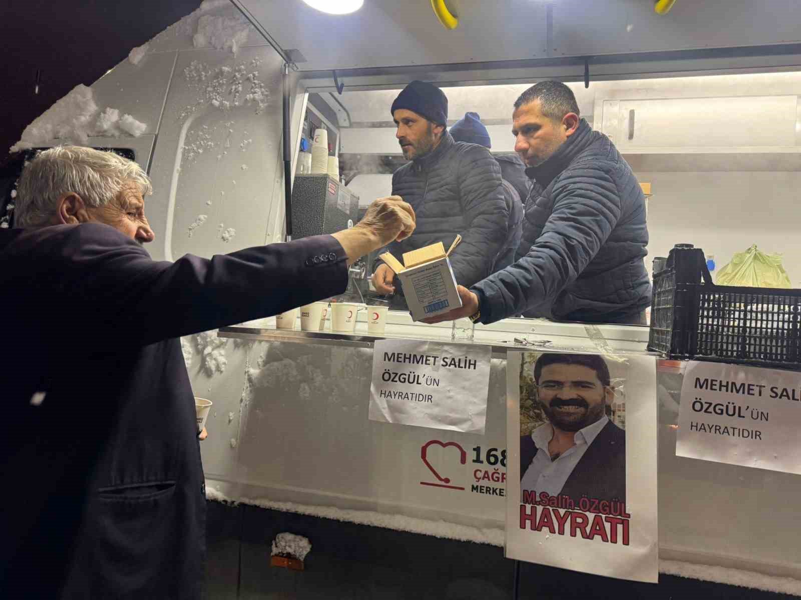 Muradiye’de teravih sonrası lokma ikramı