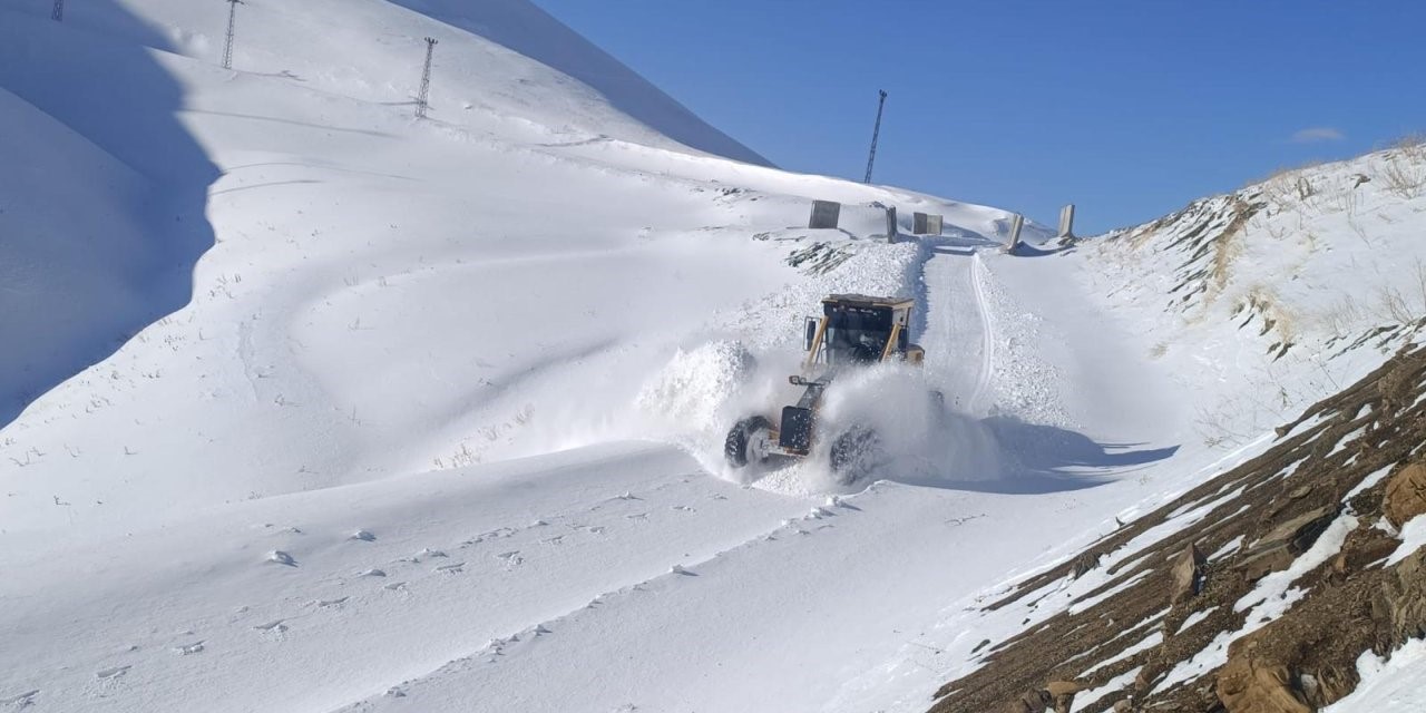 Hakkari’de 97 yerleşim yerinin yolu ulaşıma kapandı