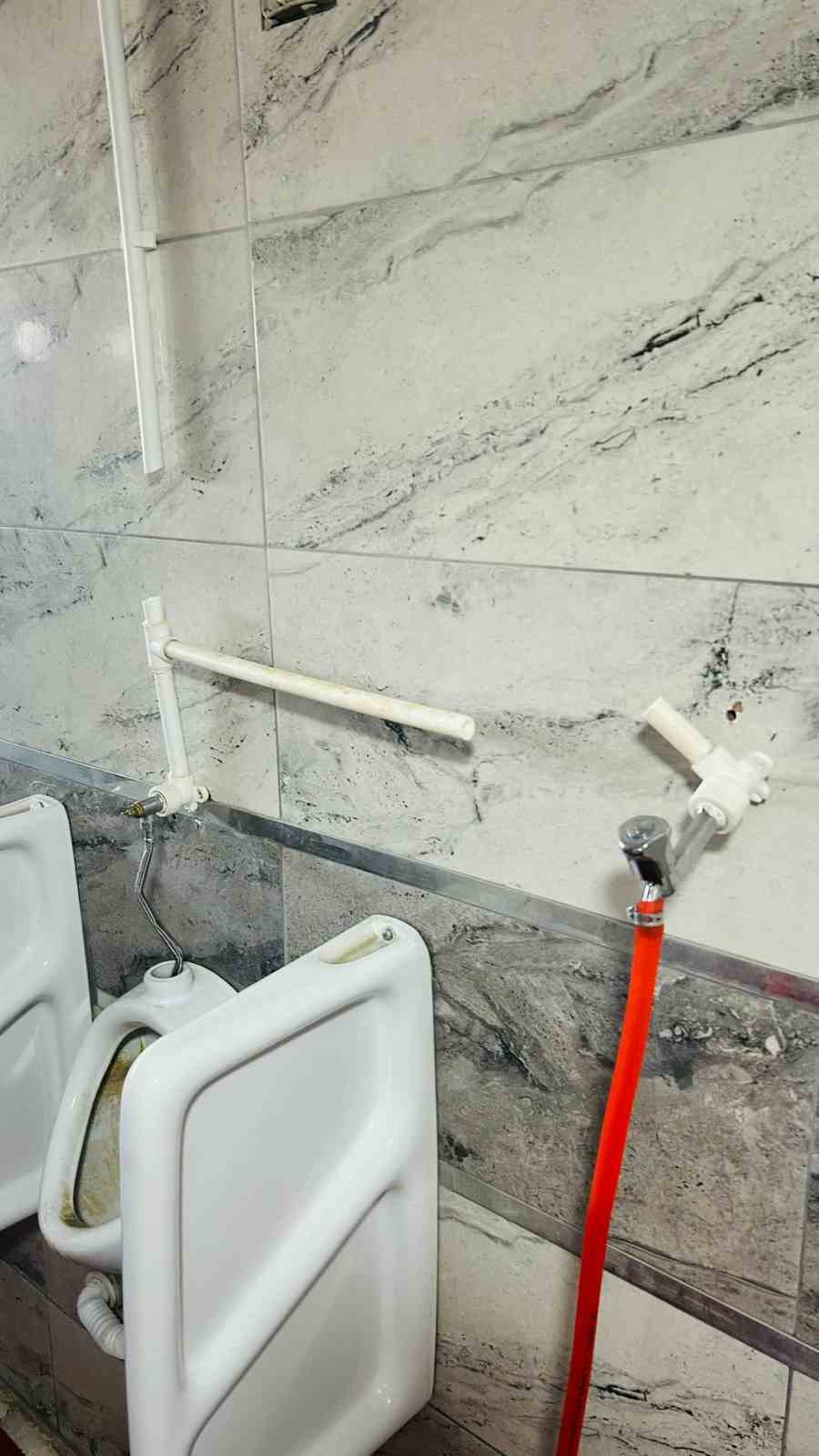 Tomarza’da tuvaletlere zarar verdiler