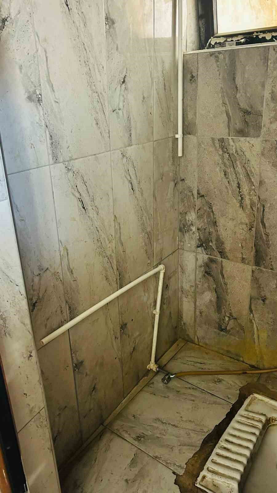 Tomarza&rsquo;da tuvaletlere zarar verdiler
