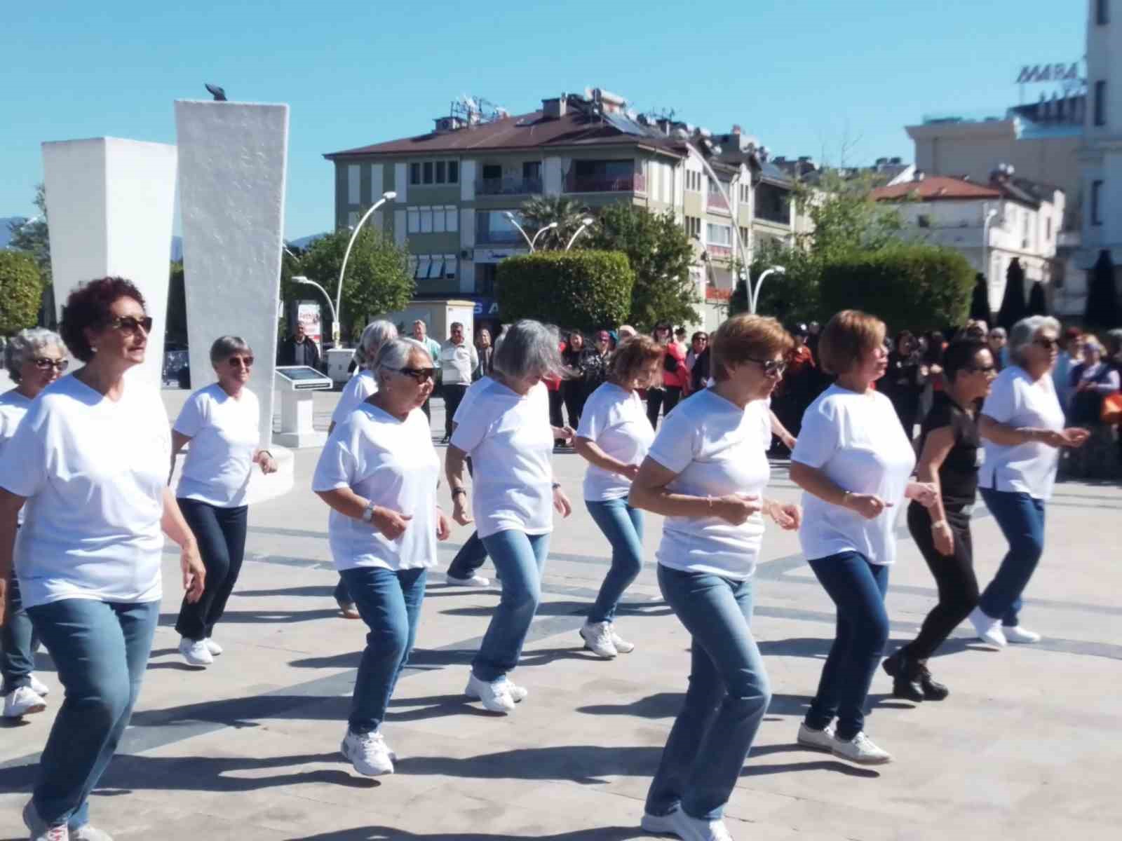 Fethiye&rsquo;de Kadınlar, g&uuml;nlerini oynayarak kutladı
