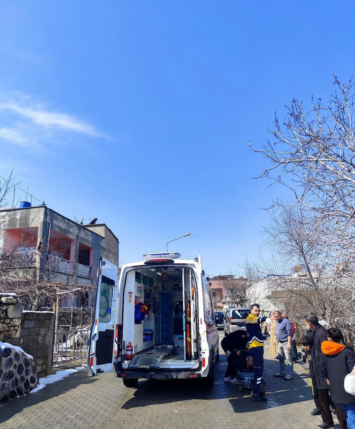 Kurtalan&rsquo;da camiden &ccedil;ıktıktan sonra otomobilin &ccedil;arptığı yaşlı adam yaralandı
