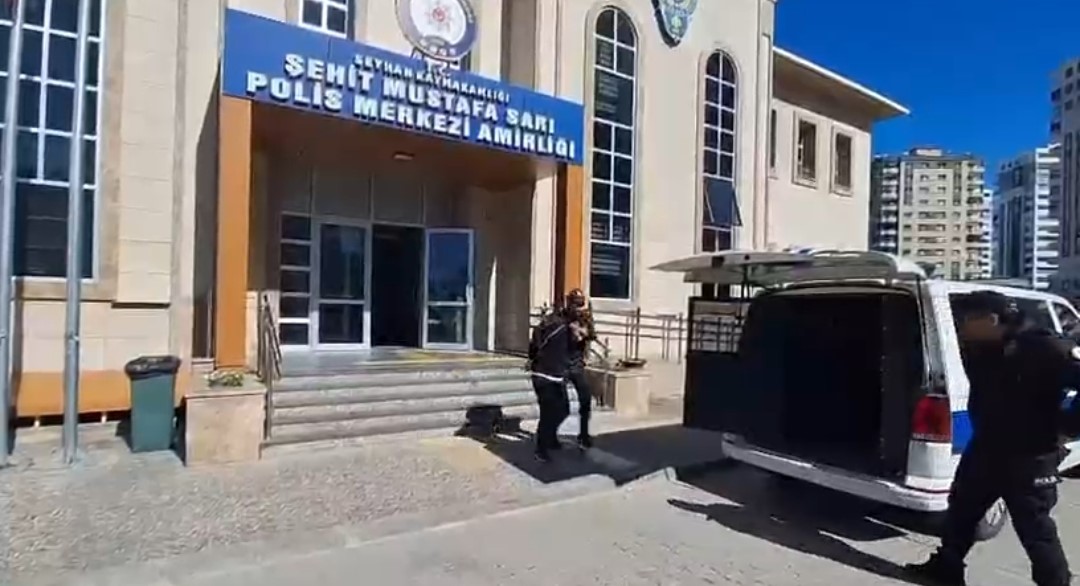 Adana&rsquo;da trafikte ara&ccedil;tan inip s&uuml;r&uuml;c&uuml;ye saldıran iki kişi tutuklandı
