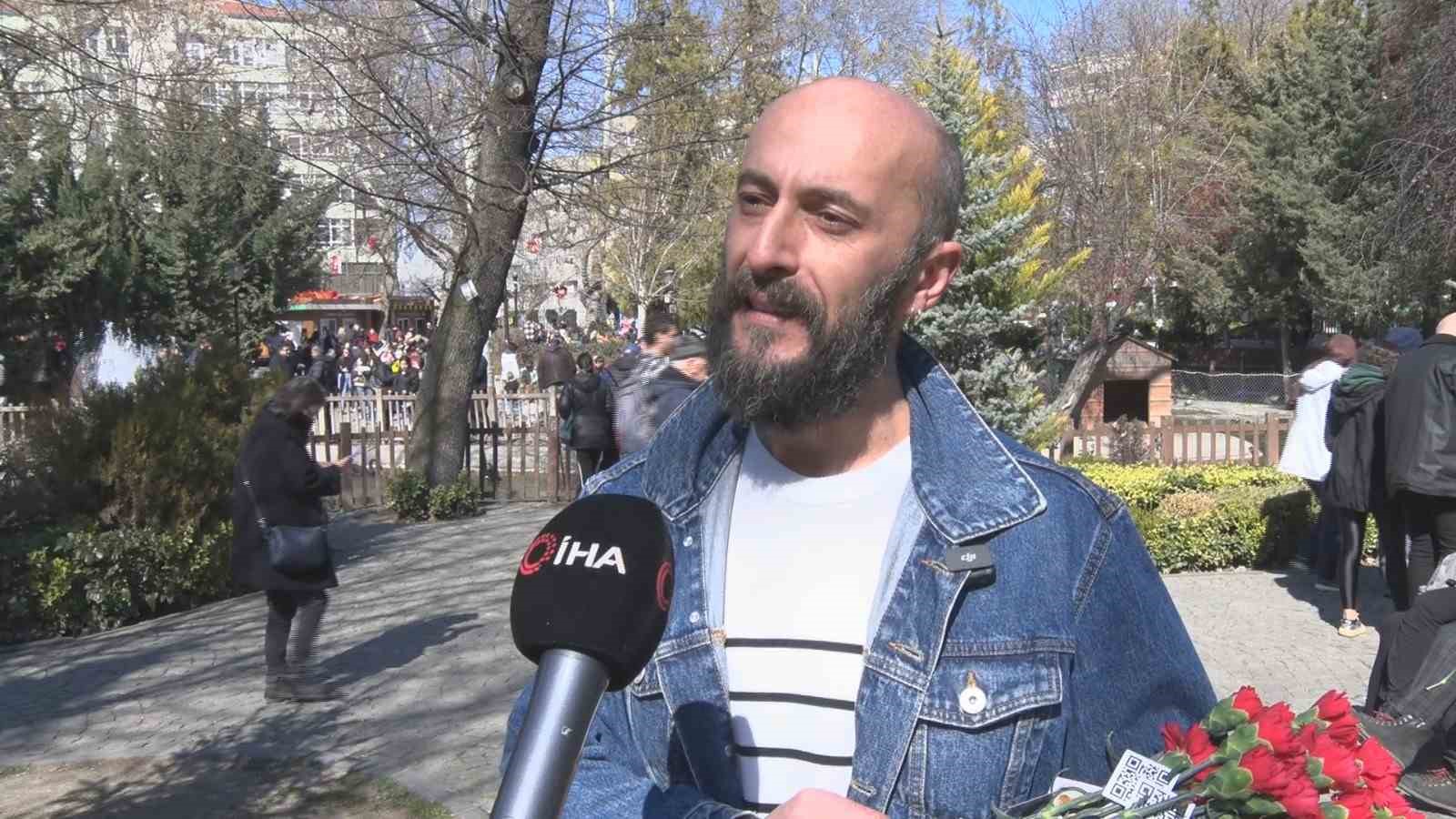 "Çiçek Doktoru" Dünya Kadınlar Günü’nde kadına yönelik şiddete karanfil ile dikkat çekti