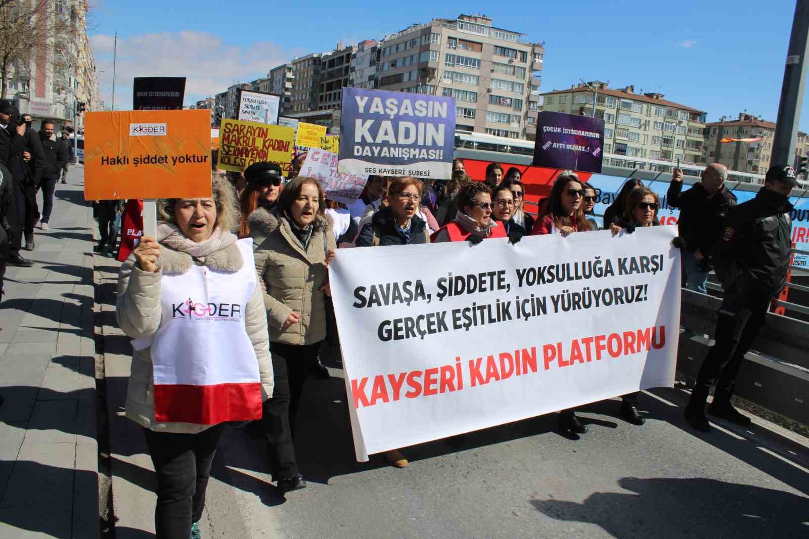 Kayseri&rsquo;de kadınlar, hakları i&ccedil;in y&uuml;r&uuml;d&uuml;
