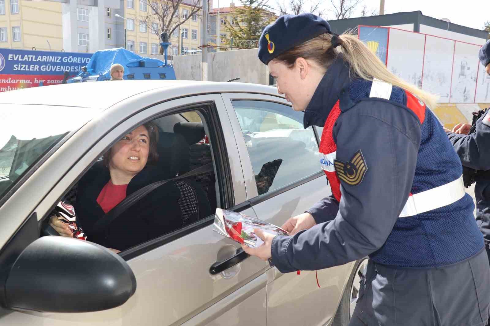 Jandarma kadınlara karanfil verdi
