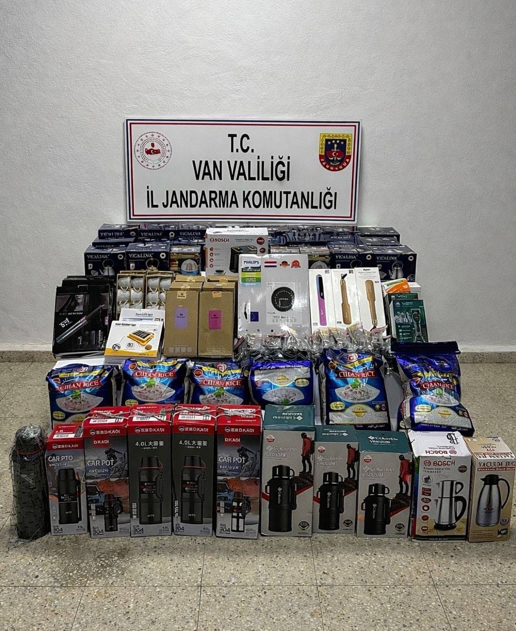 Van&rsquo;da g&uuml;mr&uuml;k ka&ccedil;ağı malzeme ele ge&ccedil;irildi
