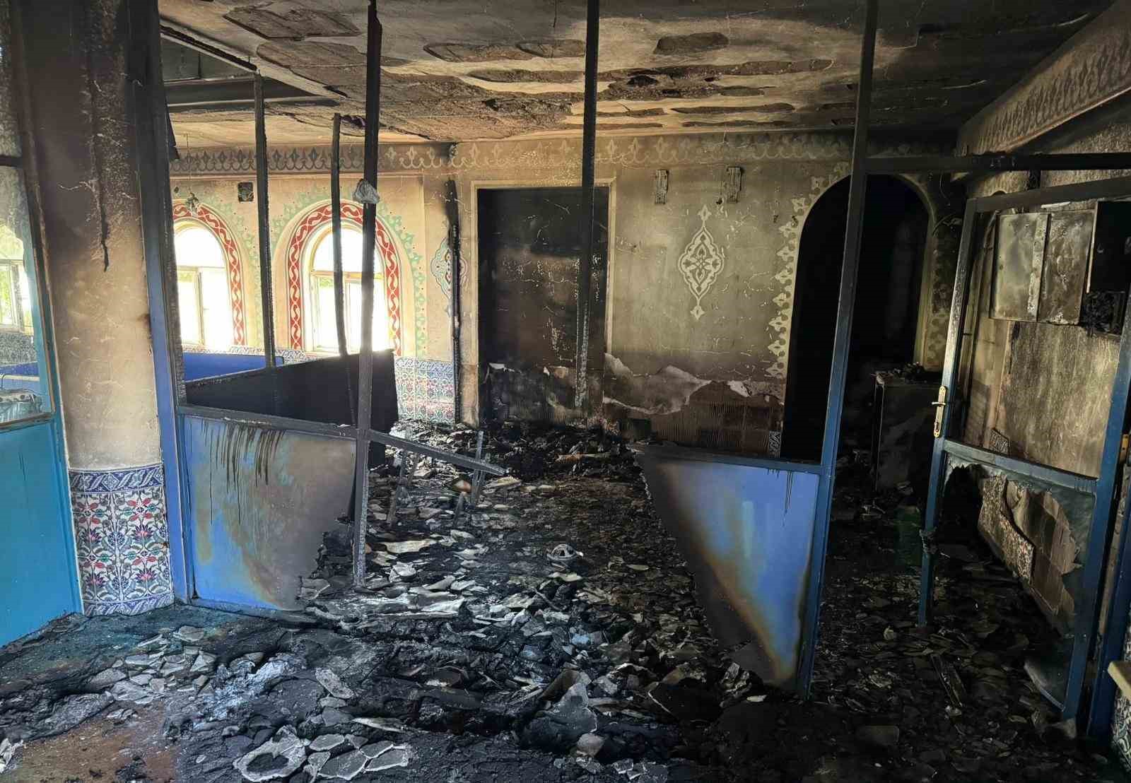 Mersin�de camide ��kan yang�n hasara yol a�t�
