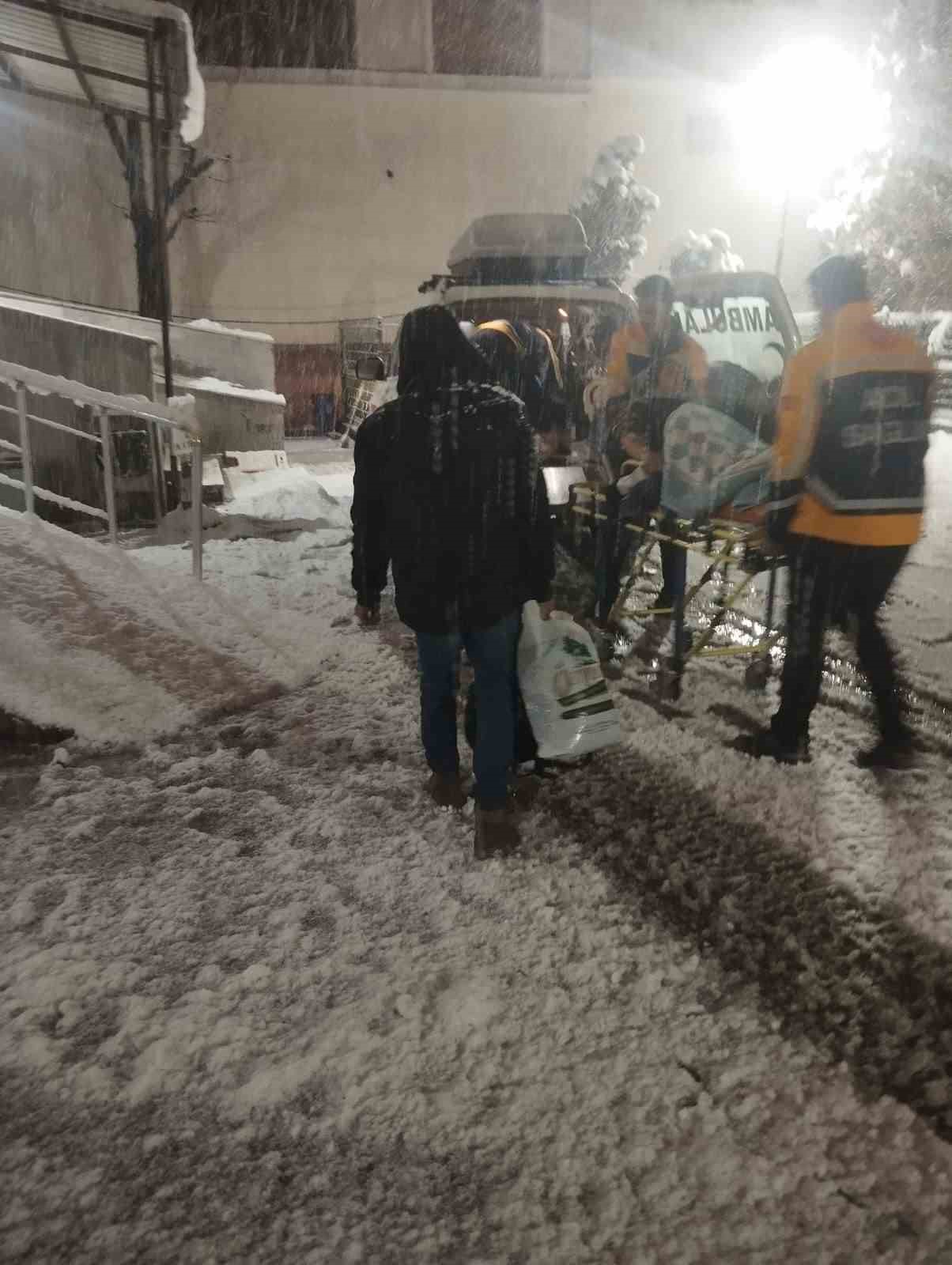 Siirt&rsquo;te karla m&uuml;cadele s&uuml;r&uuml;yor: Mahsur kalan vatandaşlar kurtarıldı
