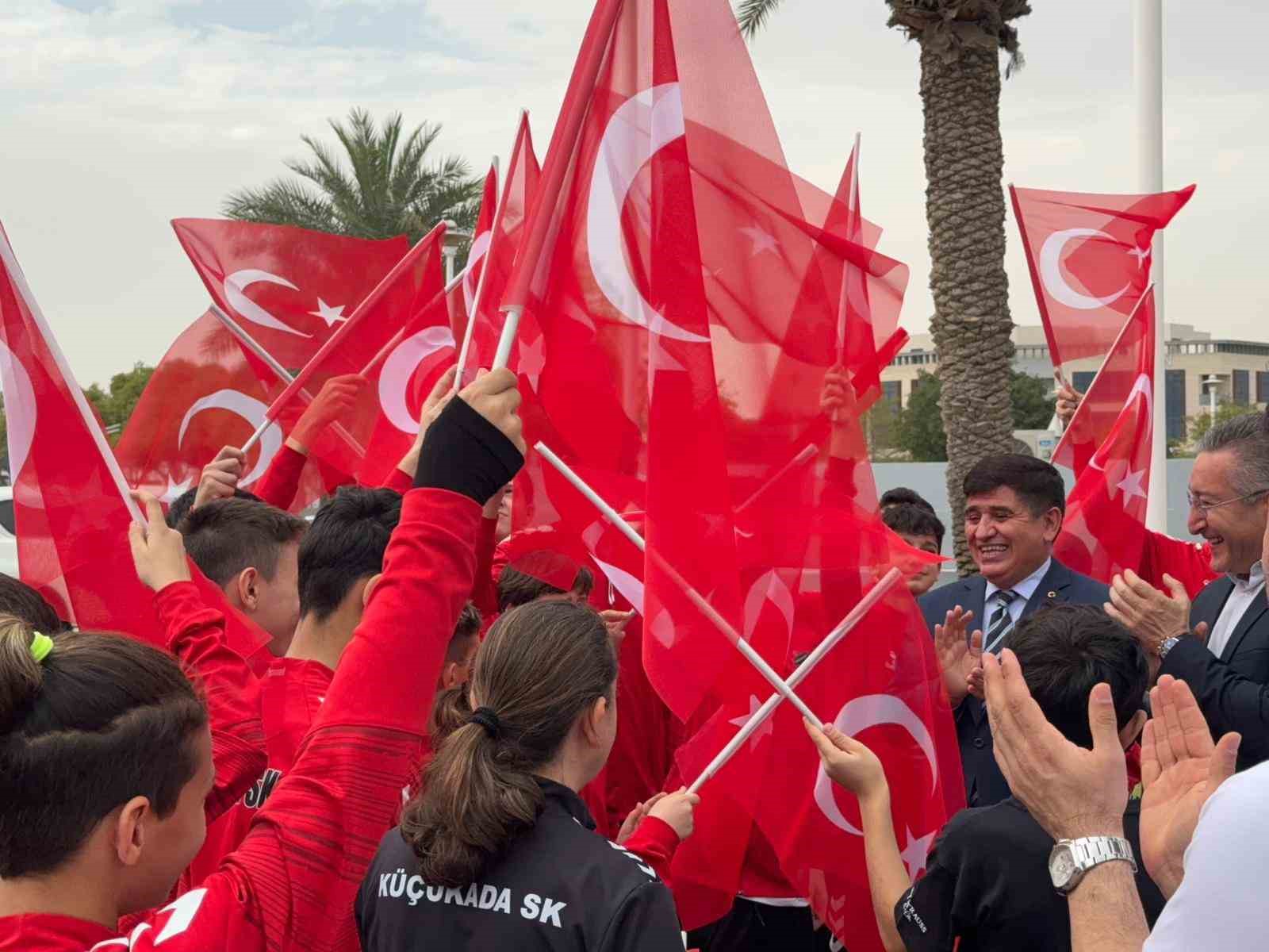 Katar&rsquo;da mahsur kalan sporcular T&uuml;rkiye&rsquo;ye d&ouml;nmek &uuml;zere uğurlandı
