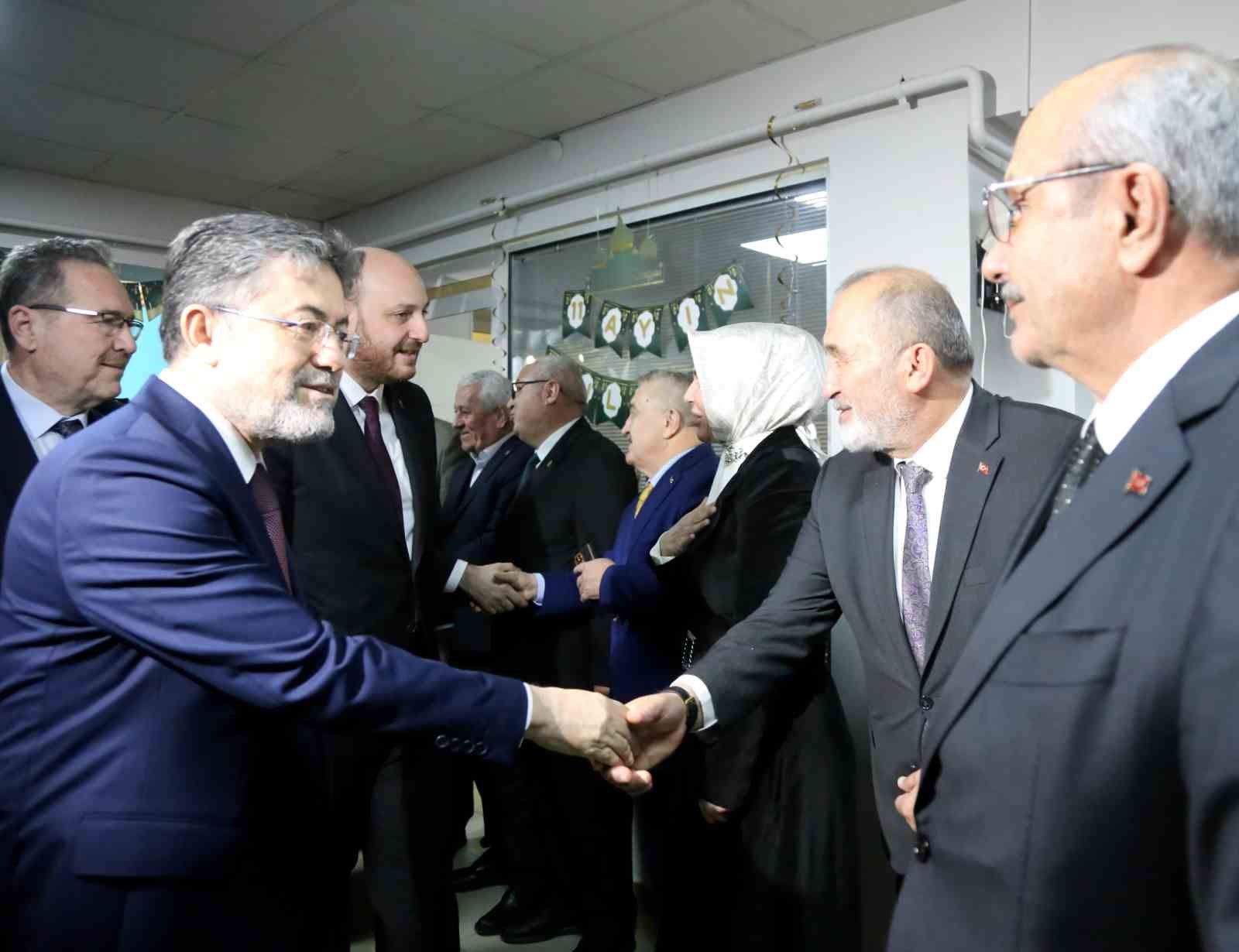 Bakan Yumaklı, huzurevindeki kadınların 8 Mart Dünya Kadınlar Günü’nü kutladı