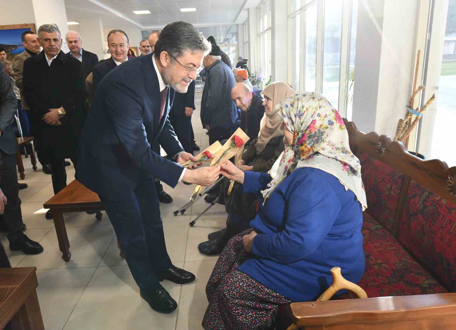 Bakan Yumaklı, huzurevindeki kadınların 8 Mart D&uuml;nya Kadınlar G&uuml;n&uuml;&rsquo;n&uuml; kutladı
