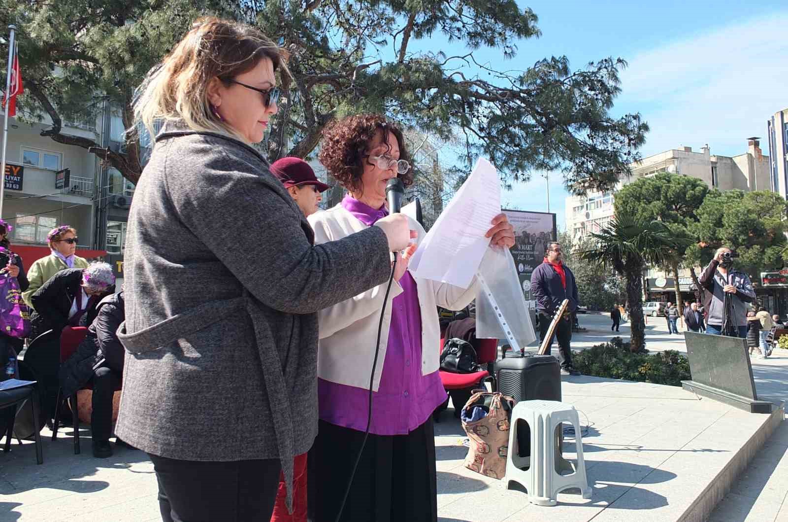 Burhaniye&rsquo;de sazlı s&ouml;zl&uuml; Kadınlar G&uuml;n&uuml; kutlaması
