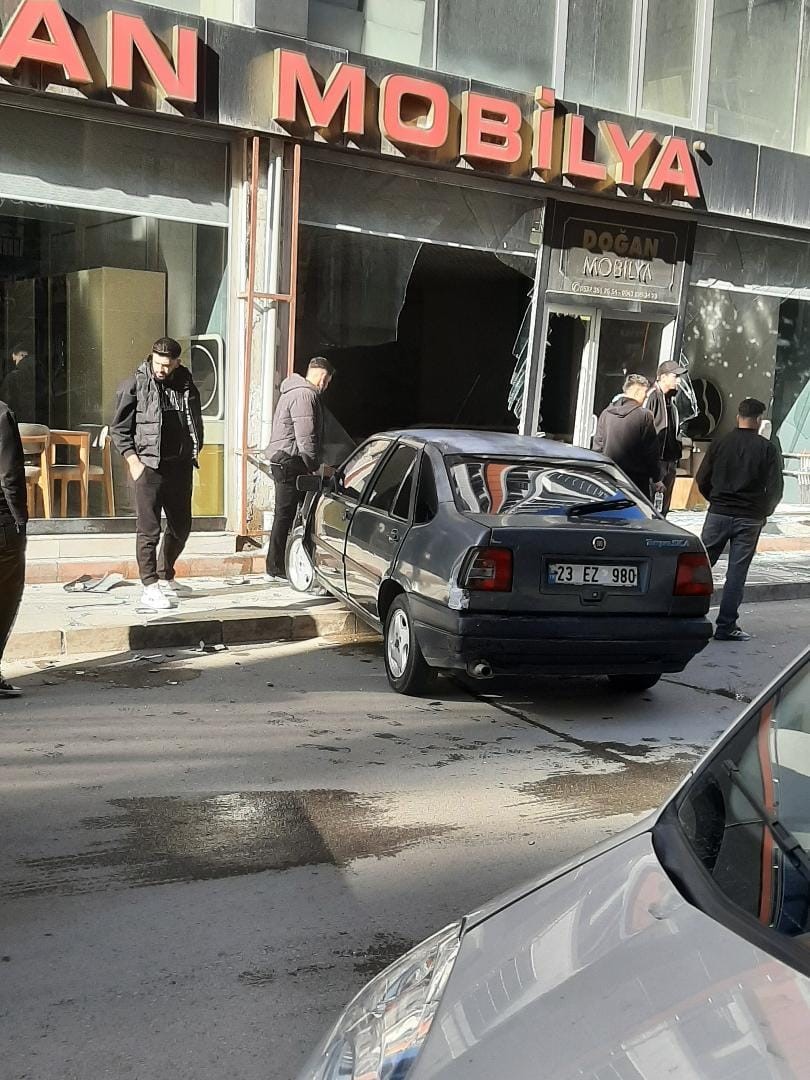 Elazığ&rsquo;da otomobil, mobilya mağazasına girdi
