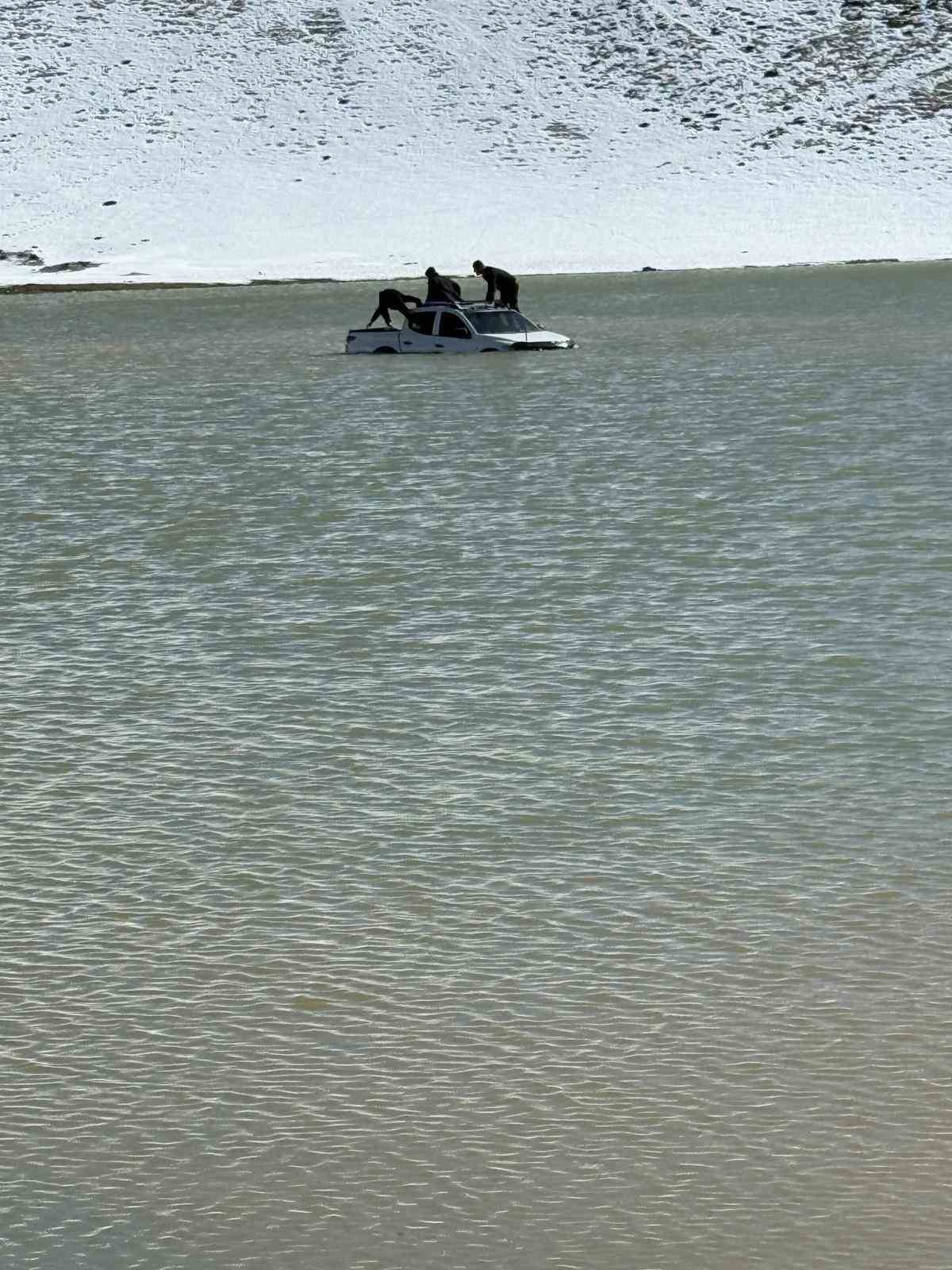 Otomobille girdikleri g&ouml;lde mahsur kaldılar
