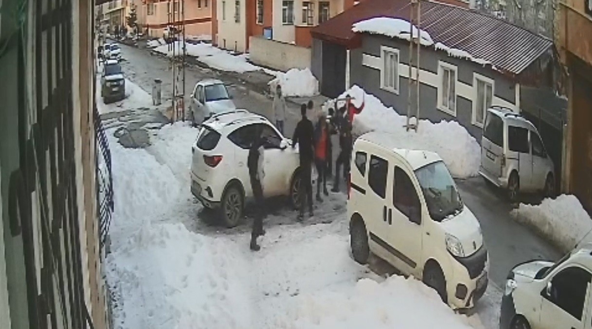 Kars&rsquo;ta silahlı sopalı kavga g&uuml;venlik kamerasında: 2 yaralı
