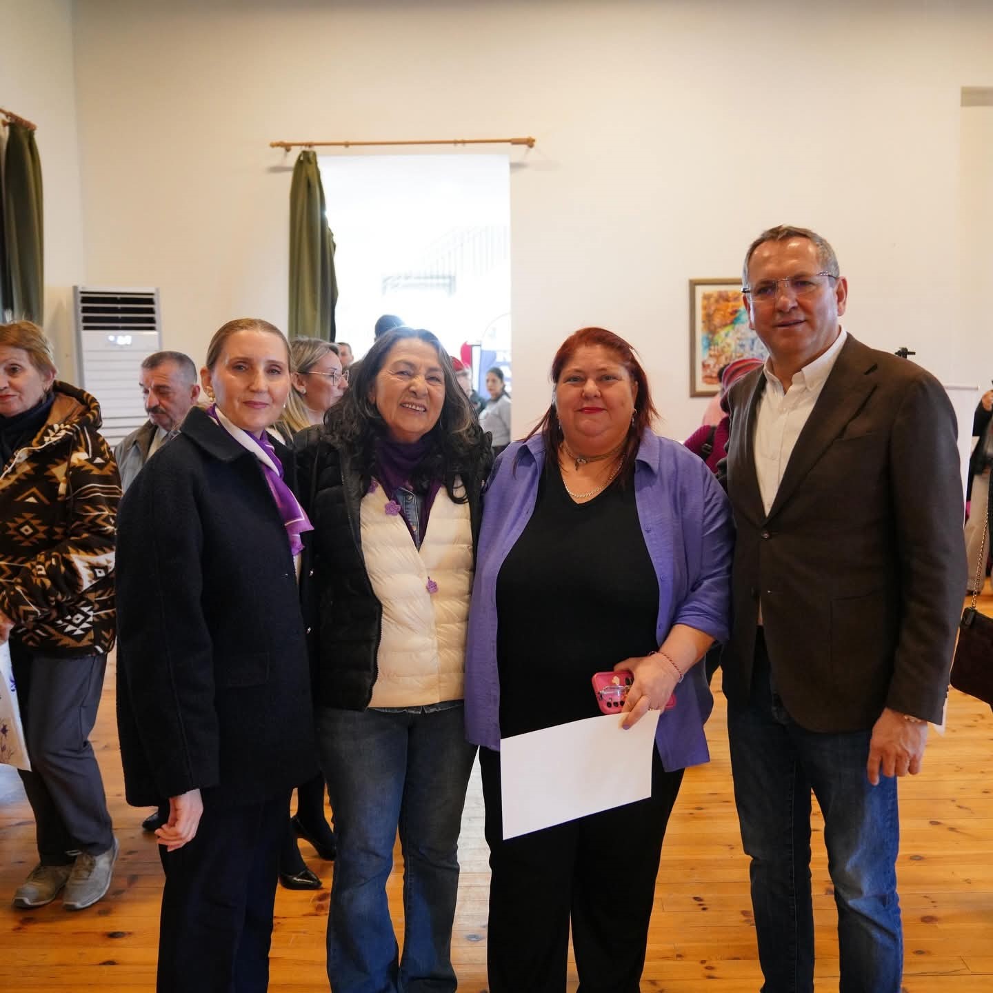 Ayvalık&rsquo;ta "Kadın g&ouml;z&uuml;yle bir renkte diren&ccedil;" sergisi a&ccedil;ıldı
