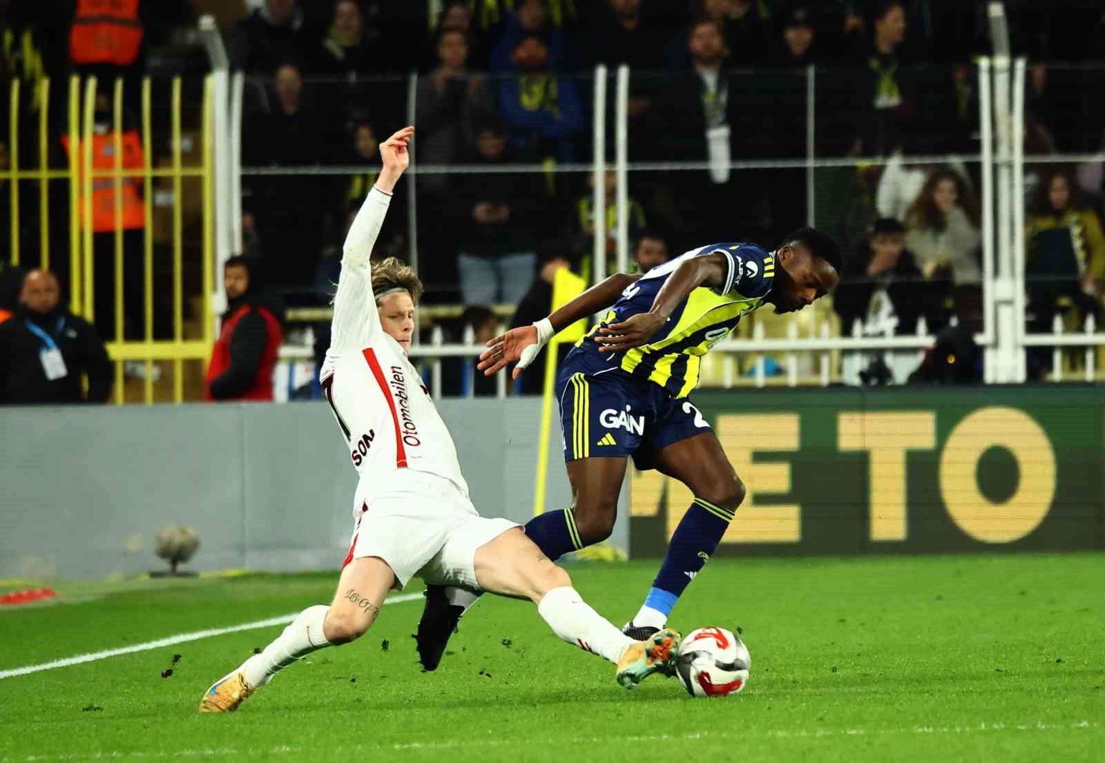 Trendyol Süper Lig: Fenerbahçe: 1 - Samsunspor: 2 (İlk yarı)
