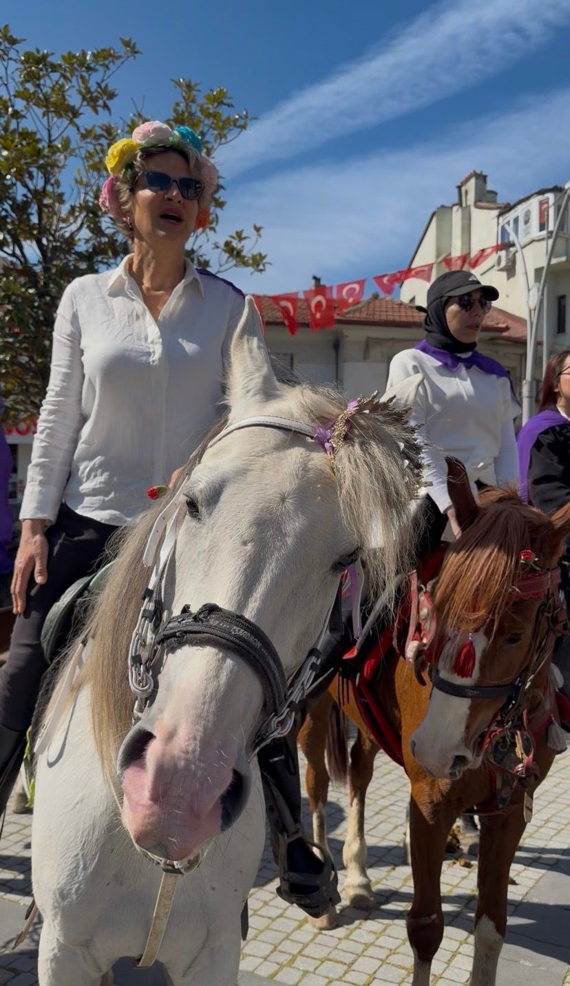 Edremit&rsquo;te Kadınlar G&uuml;n&uuml;&rsquo;nde atlı kortej
