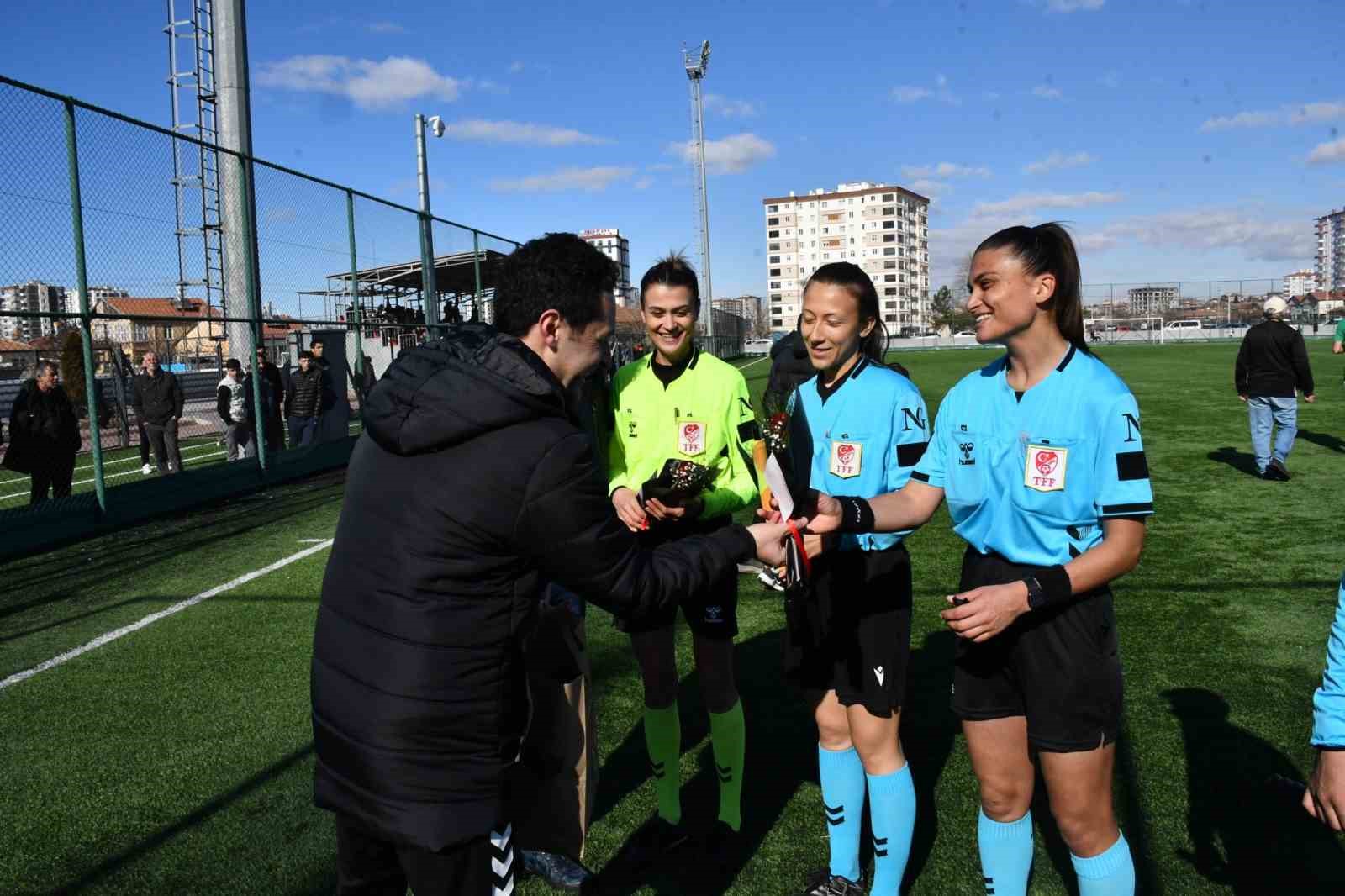 Kayseri&rsquo;de kadın hakemlere 8 Mart jesti
