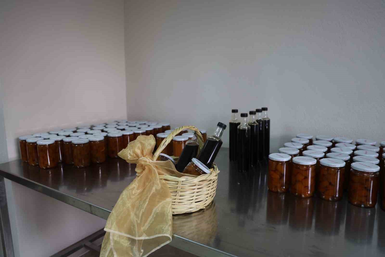 Kozanlı kadınlar hem gelecekleri hem de &ouml;ğrenciler i&ccedil;in &uuml;retecek
