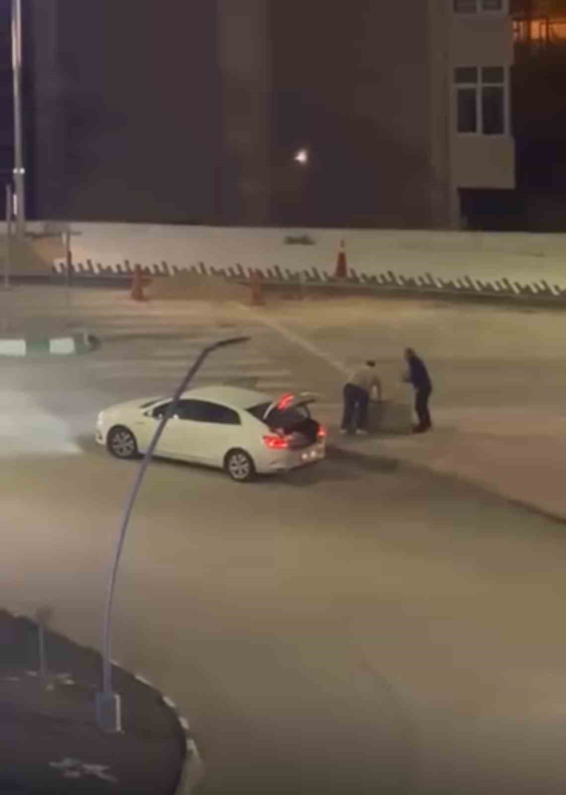 Kaldırım taşı çalan 2 zanlı yakalandı