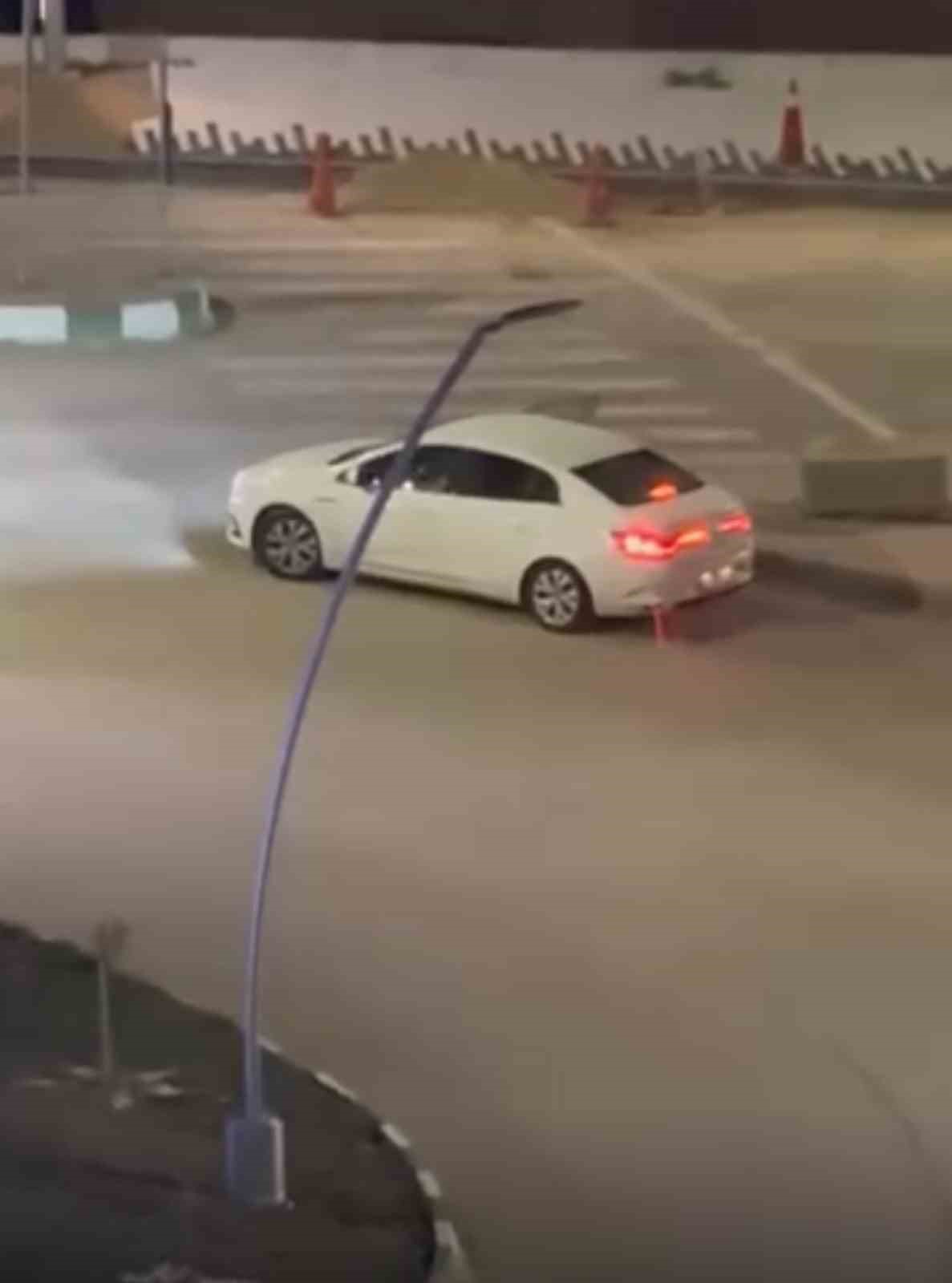 Kaldırım taşı &ccedil;alan 2 zanlı yakalandı
