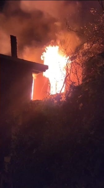 Beyoğlu’nda metruk binada korkutan yangın
