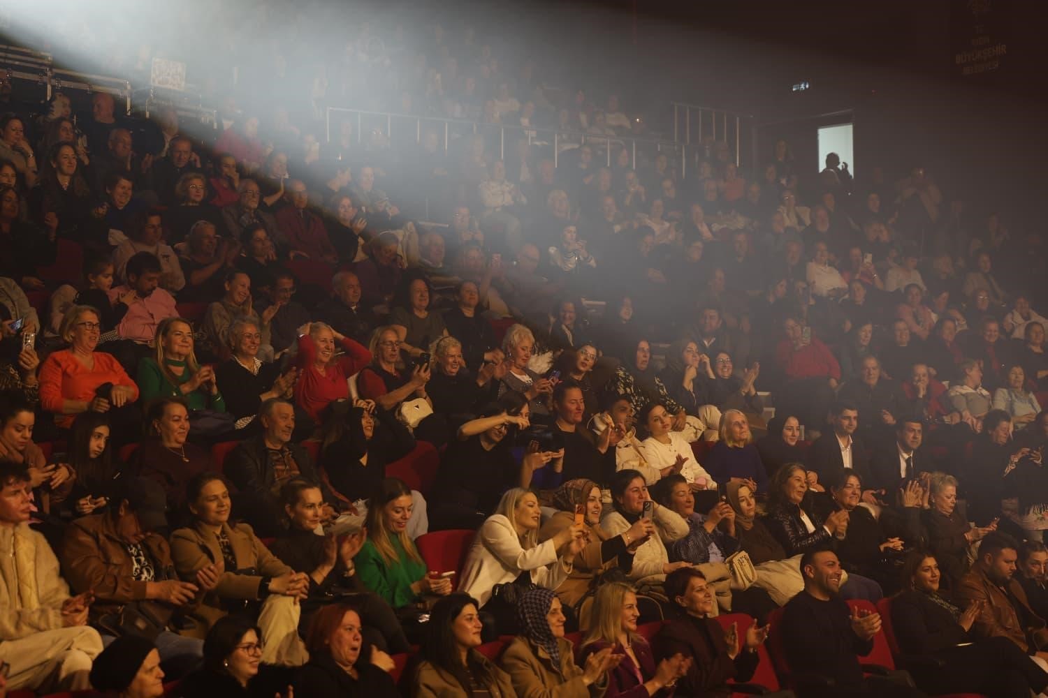 Sevilen sanat&ccedil;ı Duru Didim&rsquo;de vatandaşlar ile buluşturdu
