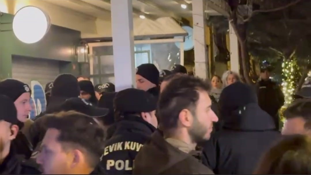 Beyoğlu&rsquo;nda yasak dinlemeyen 5 g&ouml;sterici g&ouml;zaltına alındı
