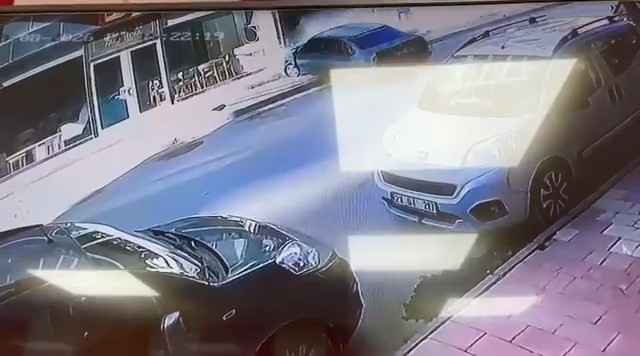 Kontrolden &ccedil;ıkan otomobil mağazaya b&ouml;yle daldı
