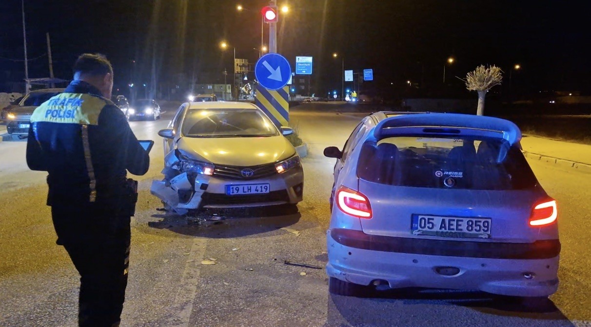 &Ccedil;orum&rsquo;da iki otomobil &ccedil;arpıştı: 2 yaralı
