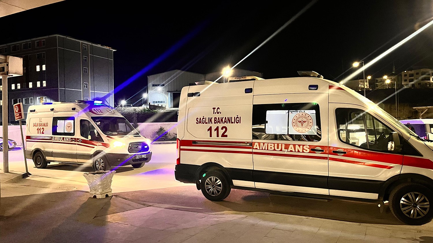 Yolun karşısına ge&ccedil;mek isteyen yaşlı kadına otomobil &ccedil;arptı
