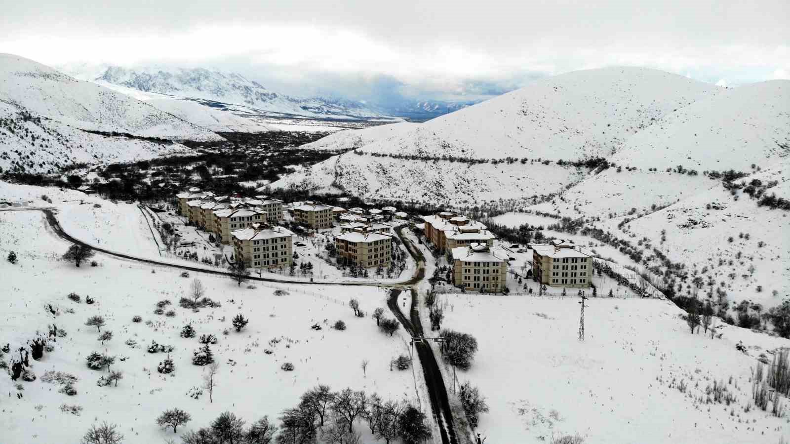 Erzincan’da köylerde karla mücadele sürüyor