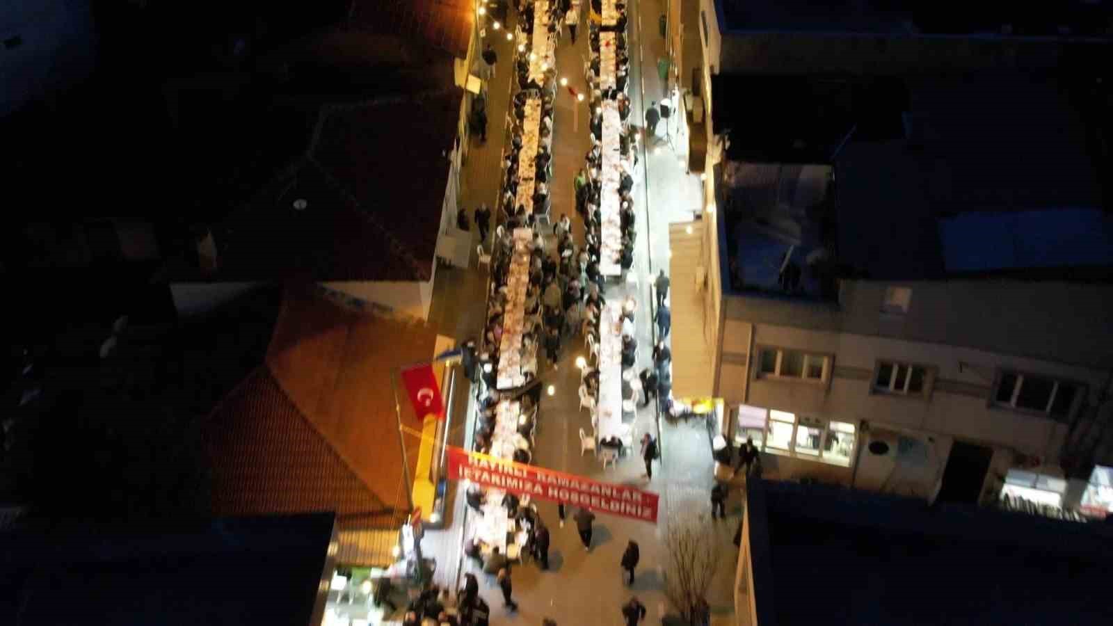 Yüzlerce metre uzayan sofrada 4 bin 500 kişi iftar yaptı