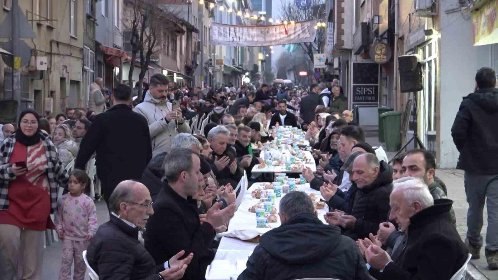 Y&uuml;zlerce metre uzayan sofrada 4 bin 500 kişi iftar yaptı
